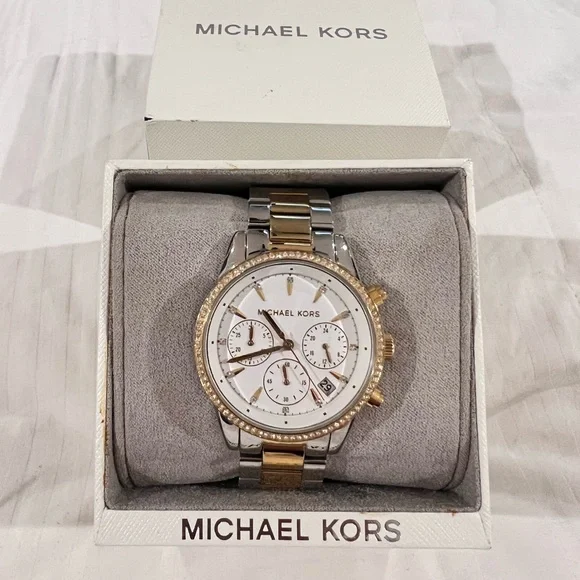 Michael Kors Watch.  Great condition no scratches. Needs battery Michael Kors Stainless Steel Watch MK-1038 Gold Tone. Needs  main image 3